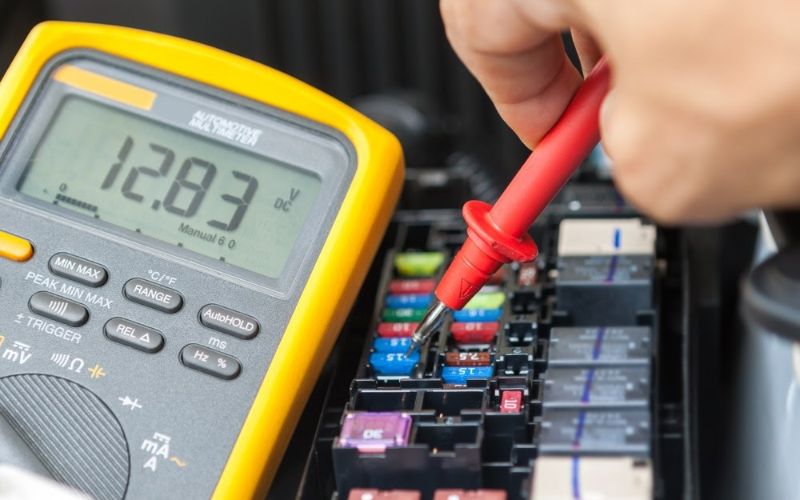 kiểm tra cầu chì xe tải bằng đồng hồ vạn năng